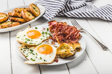 韭菜木制的火腿和烤肉鸡蛋早餐与香肠和面包最顶端的视野图片