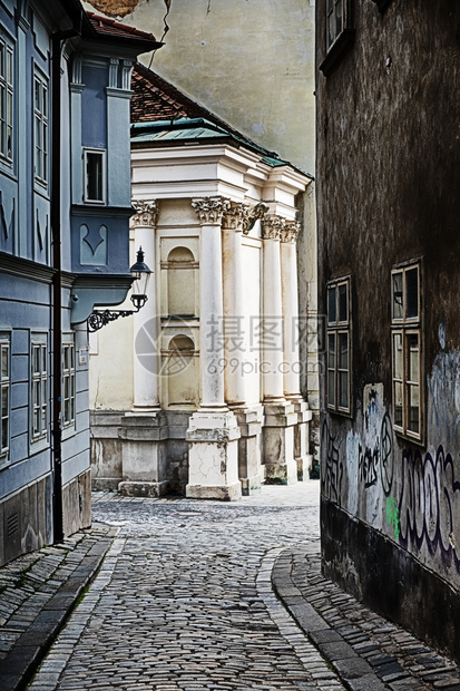 线索一种人们个狭小的巷通往斯洛伐克布拉迪发老城OldSqaure或StareMesto附近的街角图片