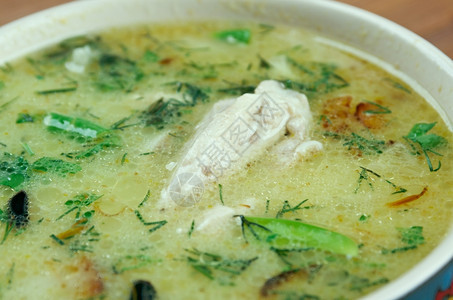 奇克特玛晚餐Chikhirtma格鲁吉亚传统汤由富盛鸡制成里面充满了被打的鸡蛋意大利面图片