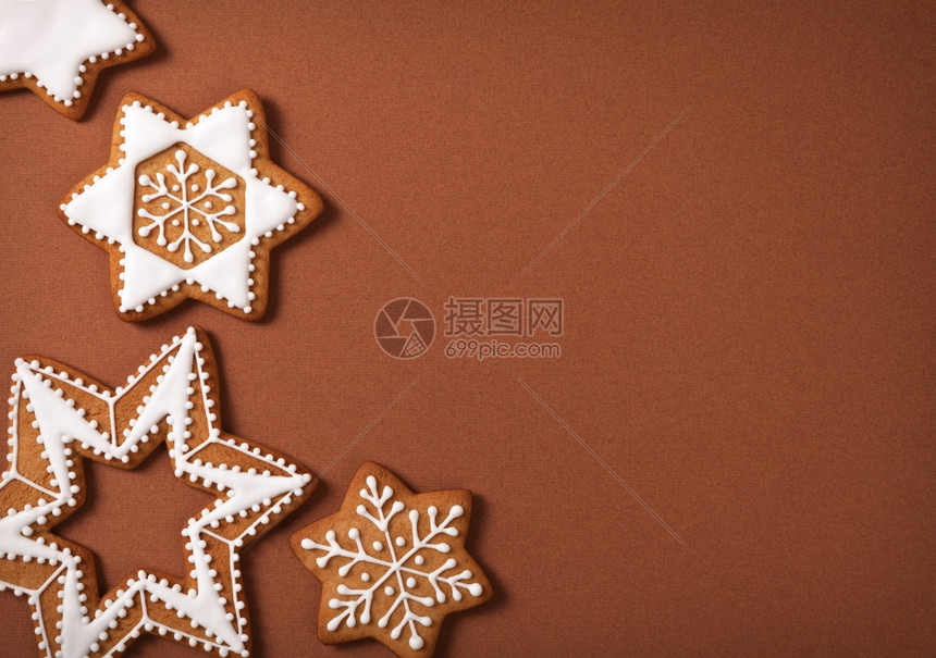 甜点食物季节棕色纸上的圣诞姜饼星背景图图片