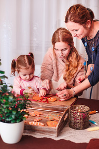 装饰风格孩子家庭装饰品圣诞烤姜饼干和霜冻传统图片