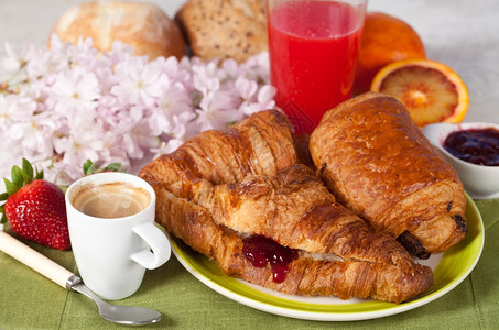 喝杯子美味早餐加热咖啡和羊角面包芳香图片