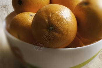 黄色盘子上的橙橘柳木背景自然充满活力桌子图片