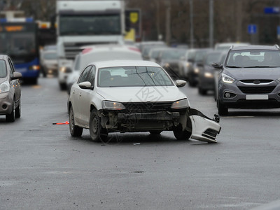 司机2019年4月3日俄罗斯圣彼得堡一个繁忙的发生事故在车道前视线移动汽车破碎的碰撞图片
