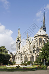 纪念碑巴黎圣母大教堂的后侧有着美丽和宁静的花园光芒照耀着阳蓝色天空完全可以用作复制空间蓝天可以作为复制空间灯后部图片