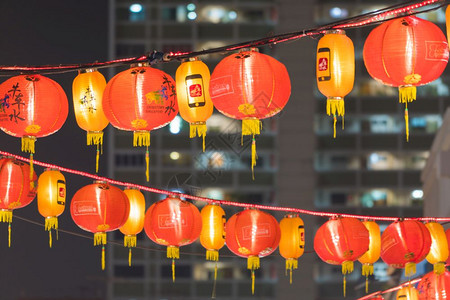 著名的在区夜间装饰的红灯笼在区被装饰红色的象征图片