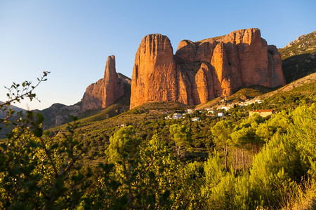 西班牙韦斯卡阿拉贡的MallosdeRiglos丘陵攀登突然图片