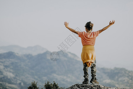 快乐的逃脱在自由心灵的年轻然中行走天空背景图片