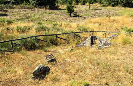 阿尔塔岩石靠近7世纪或8早期中在葡萄牙BeiraAlta的FornosdeAlgodres附近的福大达斯内克罗波利遗址的非人类形图片