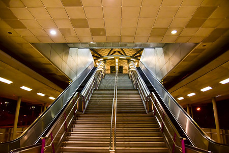 天空火车站的楼梯厢和火站的楼梯现代终端白色图片