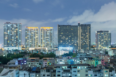 夜晚商业镇间曼谷最高楼群的大楼晚上图片