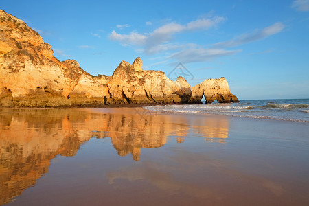 葡萄牙阿尔加夫的普拉亚特雷斯伊尔马奥自然岩石海洋多的反射图片
