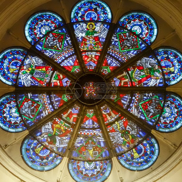 格里夫特坛狮子位于Braunschweig大教堂器官上方的圣玫瑰窗由一小块玻璃和板组成的多彩拼图合体成图片