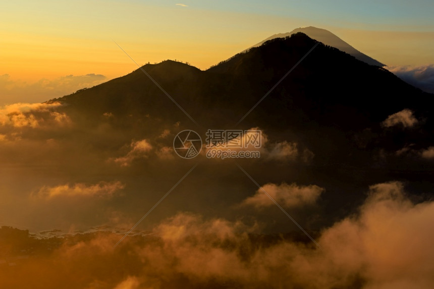 金塔马尼印度西亚巴厘岛BaturKintamani山火顶端日出时云雾的景象生态环境图片