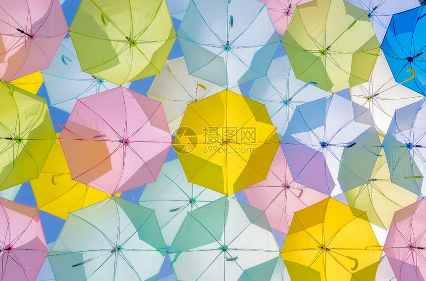 太阳艺术的概念许多彩雨伞色城市装饰多彩伞型图案图片