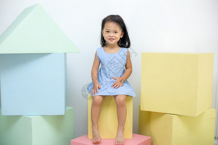 坐在彩色木块上的小女孩亚洲高清图片素材