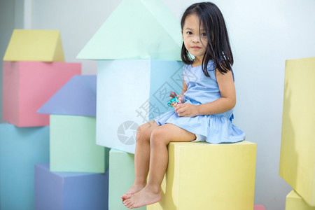 坐在彩色木块上的小女孩图片