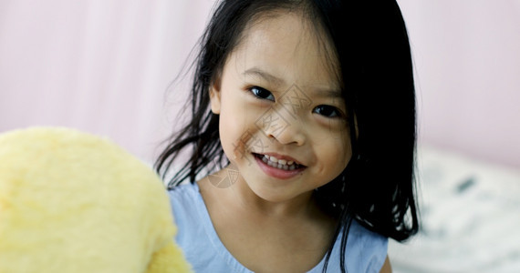 微笑可爱的小女孩美丽高清图片素材
