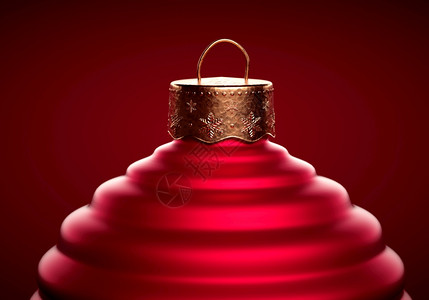 红色圣诞舞会最顶端的红圣诞球上面有纹身帽子横条纹的圣诞装饰品与深红色背景的圣诞礼喜庆气氛概念缎罗纹单身的图片