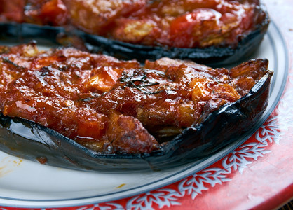 美食整体素主义者地中海伊玛目bayildi土耳其美食中的菜肴全红烧茄子里面塞满洋葱大蒜和西红柿图片