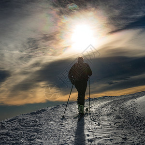 冬季登山者图片