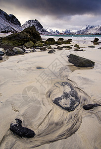 旅行冬季挪威海湾的落岩岸与挪威洛福滕群岛豪克兰海滩下雪冬天风景优美图片