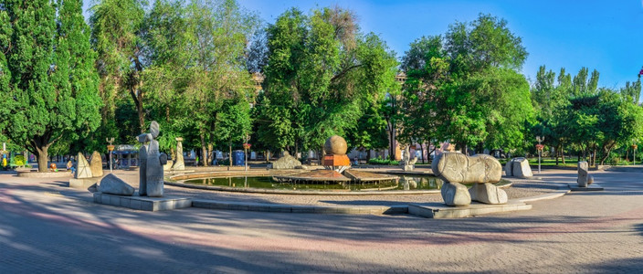 乌克兰扎波罗热0721乌克兰扎波罗热的生命之泉阳光明媚的夏日早晨乌克兰扎波罗热的生命之泉第聂伯罗凉亭树图片