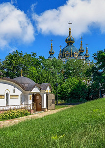 一种历史爬坡道乌克兰基辅Detinets附近Myra圣尼古拉教堂在乌克兰基辅Myra圣尼古拉教堂一个阳光明媚的夏日教堂举行图片