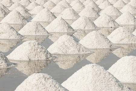 一种盐渍的在泰国农民盐田里大量食农场图片