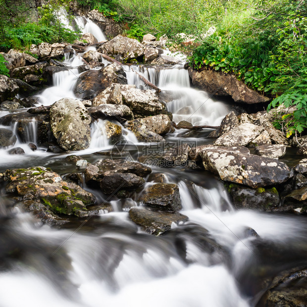 结石河流水在岩中的快速流动沿河出行流着公园级联图片