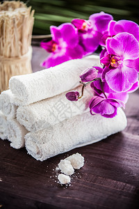 白毛巾兰花和石块香水药物洗澡奢华图片