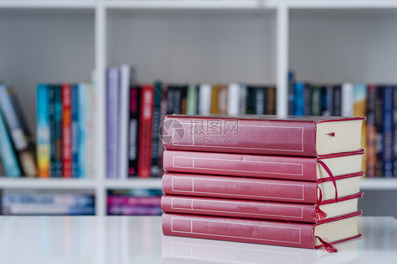 学习识字红书堆在白桌上的子在天前视家庭背景的书架前头观颜色图片