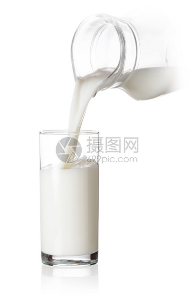 液体食物装满牛奶的玻璃杯倒在茶壶里白边的Isolarate自然饮料的概念倒在酒壶里的牛奶白色图片