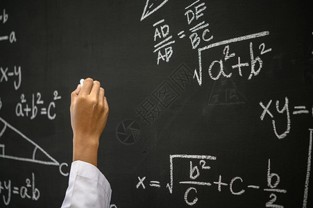 学习黑板上写有白粉笔的方程式手商业科学图片