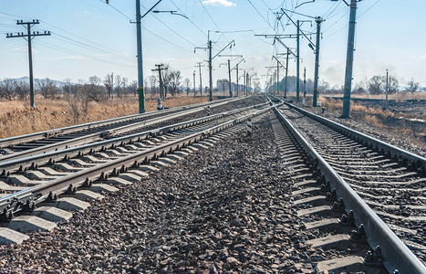 曲线卧铺火车延伸至地平线以外距离的铁路轨迹图片