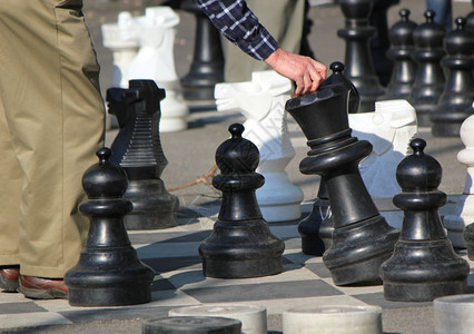 玩户外象棋游戏的人移动日内瓦腿图片