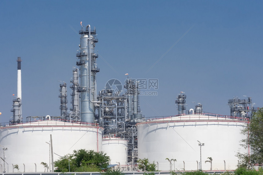 一种汽油以天空为背景的管道石油炼厂的烟囱和工业的图片