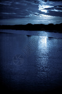 满的海岸线水上闪亮月光和云彩海景图片