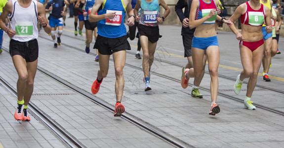 马拉松在城市公路上赛跑步男人竞技背景图片
