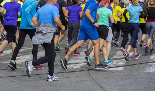 城市的行动马拉松在城市公路上赛跑鞋背景图片