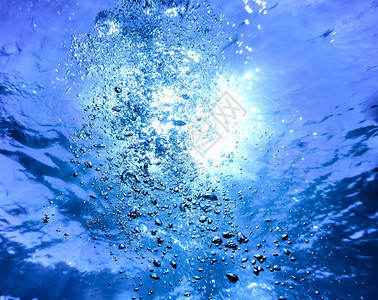 寒冷的抽象水下阳光泡艺术图片