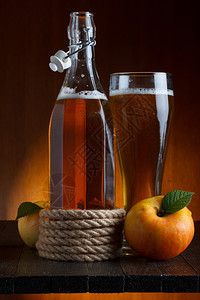 水果苹玻璃和装有的瓶子生活烈酒图片