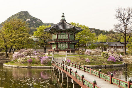 亚洲水深远足芳香花粉馆是位于首尔庆博金京宫建筑群小湖中心一个人工岛屿上的一座小塔它位于汉城的一所小湖中央图片