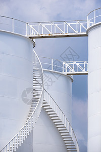 植物梯子垂直框中白色储油罐垂直框架的曲线螺旋楼梯低角度视图栏杆图片