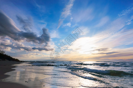 夏天海上日落岸出上落水景观图片