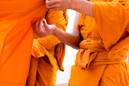 冥想摄影佛教和尚的黄袍佛教和尚的紧贴传统图片