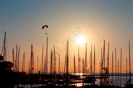 滑翔机危险极端日落在游艇双轮和太阳海上滑翔图片