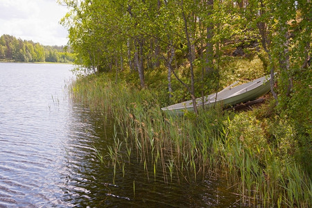 沉默的绿色游船在芬兰湖上搁浅均衡图片