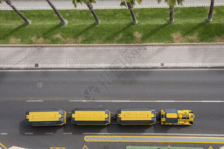 交通运动载有黄色游客的火车旅行图片