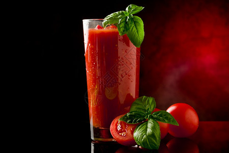 玛丽照片美味的番茄血腥鸡尾酒用亮光反射玻璃桌素食主义者酱图片